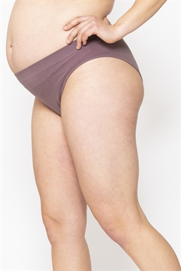 Brown/purple maternity panties in soft bamboo fibres - Organically grown - Seen on pregnant body