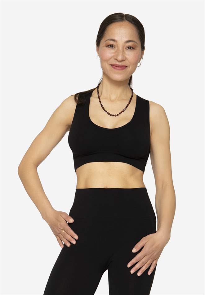 Black nursing bra for night and day in Organically grown bamboo - in motion