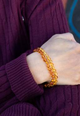 Adult amber bracelet - Cognac - 100% natural material - seen on arm