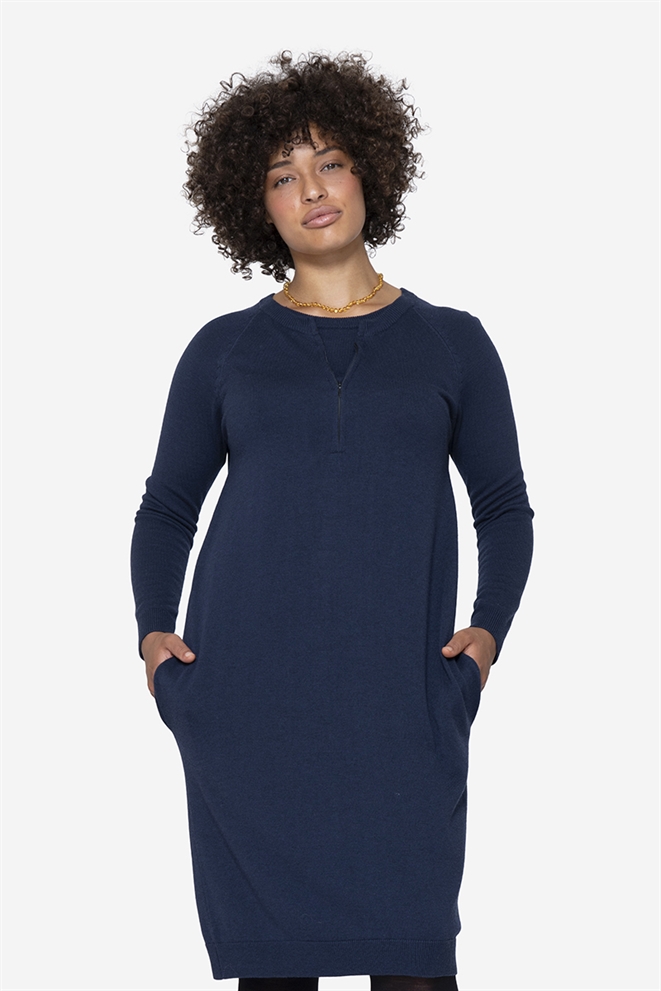 Blue breastfeeding dress with pockets in mulesing-free merino wool - full figure
