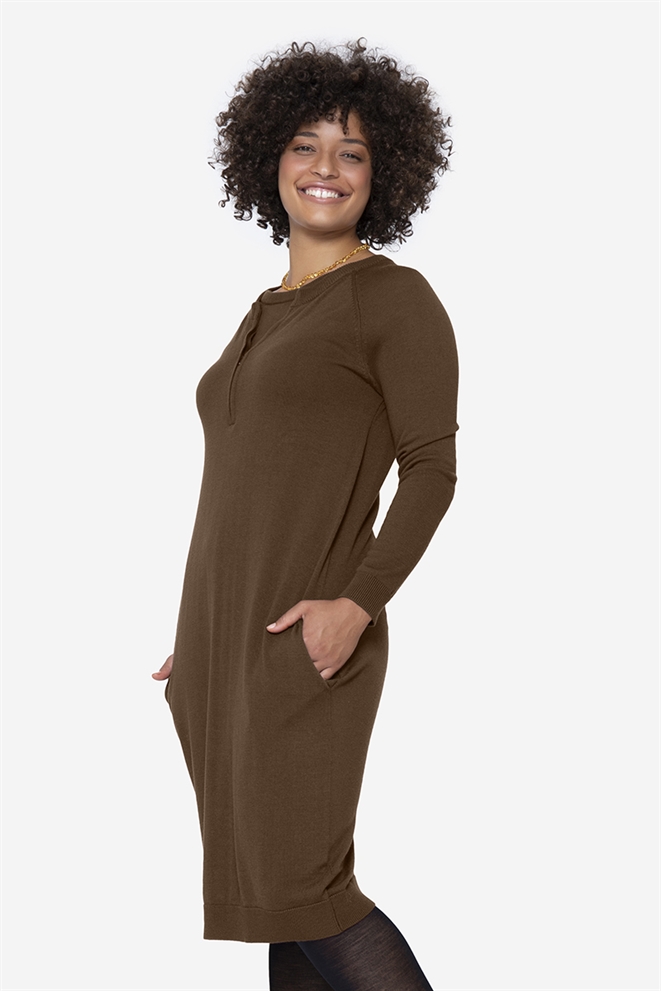 Brown breastfeeding dress in mulsig-free merino wool - full figure