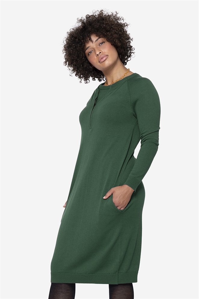 Green breastfeeding dress with pockets and zipper nursing opening - full figure