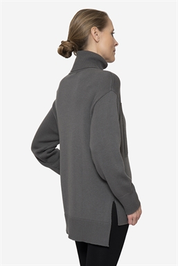 Loose breastfeeding-friendly jumper of plain knit in merino wool - sideview