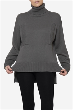 Loose breastfeeding-friendly jumper of plain knit in merino wool - front view