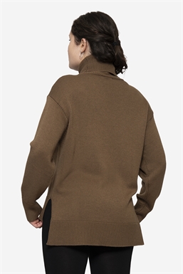 Loose breastfeeding-friendly jumper of plain knit in merino wool - seen from behind