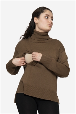Loose breastfeeding-friendly jumper of plain knit in merino wool - seen with breastfeeding function