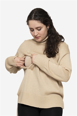 Loose breastfeeding-friendly jumper of plain knit in merino wool - seen with breastfeeding function