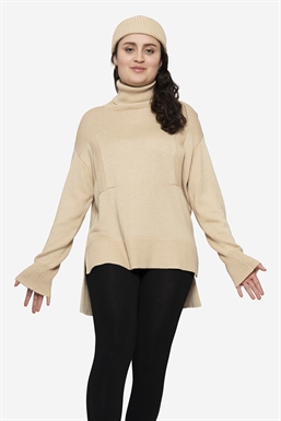 Loose breastfeeding-friendly jumper of plain knit in merino wool - front view on model