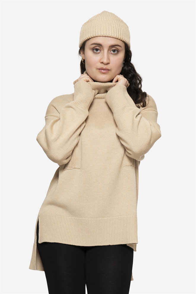 Loose breastfeeding-friendly jumper of plain knit in merino wool - front view full figure