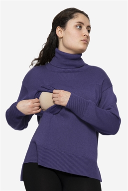 Loose breastfeeding-friendly jumper of plain knit in merino wool - seen with breastfeeding function