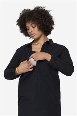 Black loose Nursing dress – shirt look in organic cotton - Seen with breastfeedig access